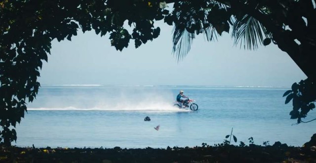 Surfing on a dirt bike! 4 Robbie Maddison rides his dirt bike and surfing (1)