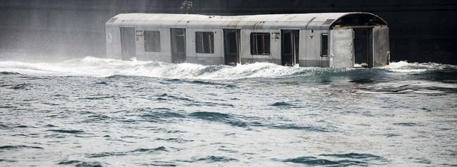 Subway cars are dumped into the sea (3)