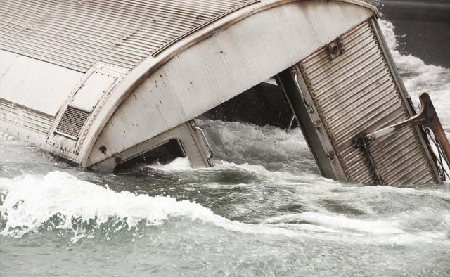 Subway cars are dumped into the sea (2)