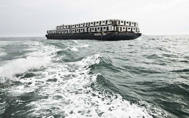 Subway cars are dumped into the sea (1)