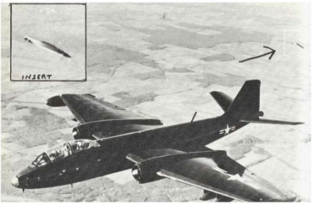 UFO allegedly following a B-47 jet in 1957