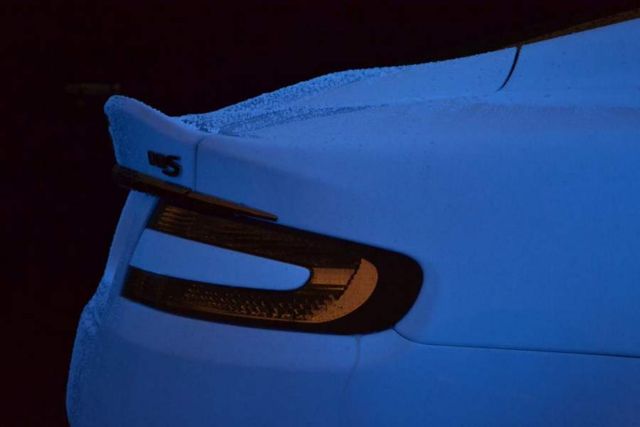 Aston Martin DBS in glow paint (2)