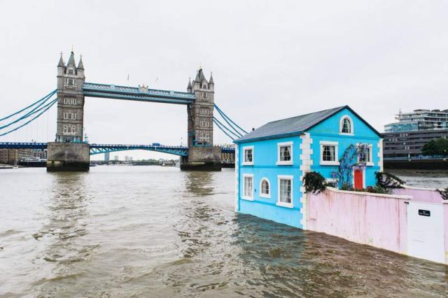 Floating House on the River Thames (3)