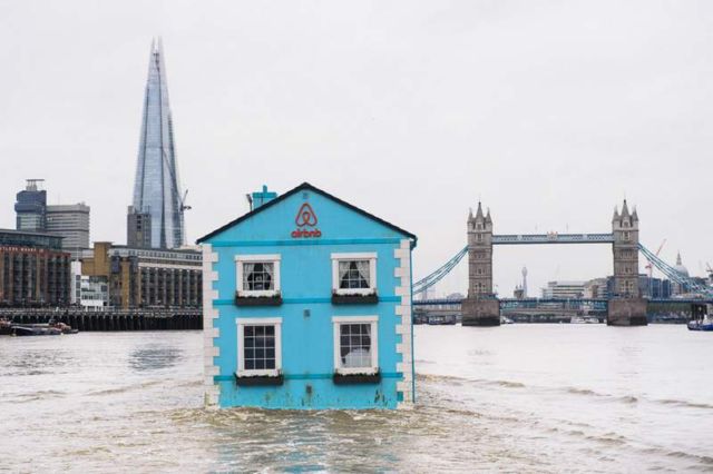 Floating House on the River Thames (2)