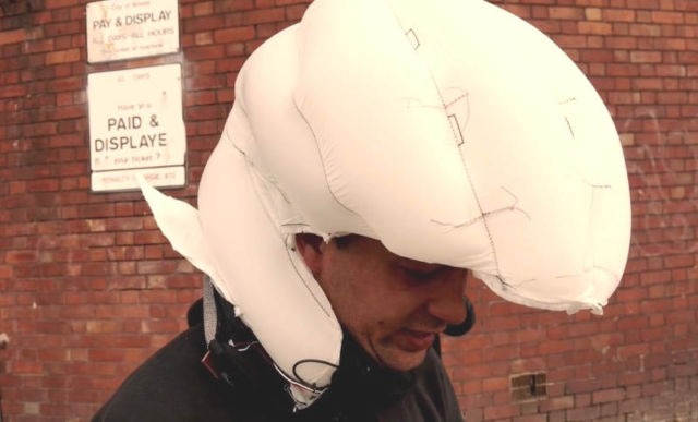 Inflatable cycle helmet