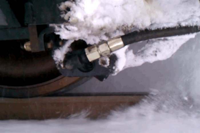 Supersonic Air blower cleans the rails from snow (3)