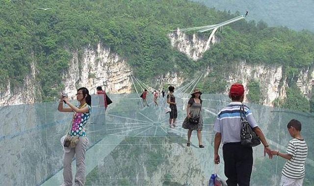 Glass Bridge in Zhangjiajie Grand Canyon (3)