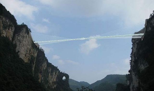 Glass Bridge in Zhangjiajie Grand Canyon (2)