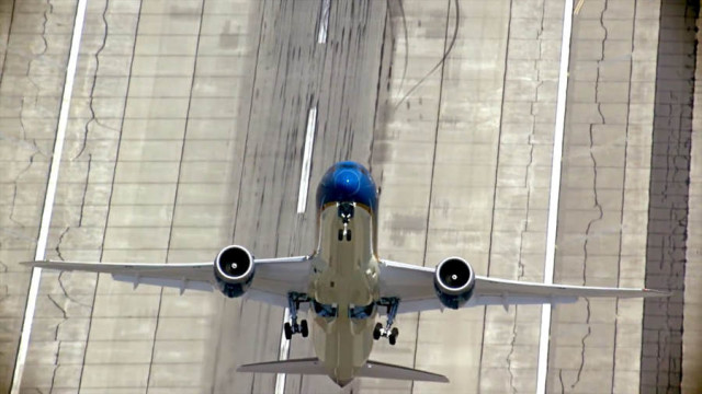 Boeing 787 take-off almost perpendicular to the ground