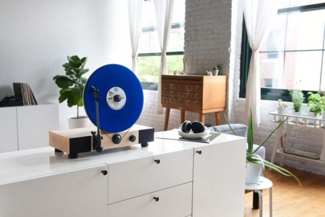 Gramovox Floating vertical record player (4)