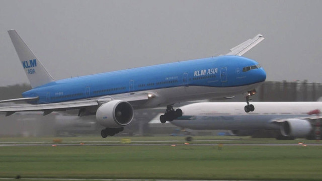 Landing a Boeing 777 in a 75 MPH Storm 