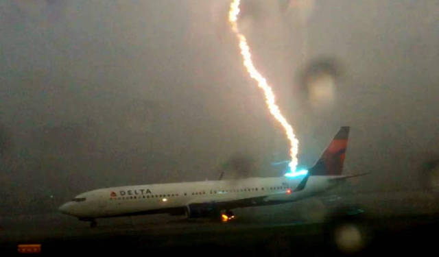 Boeing 737 hit by lightning strike