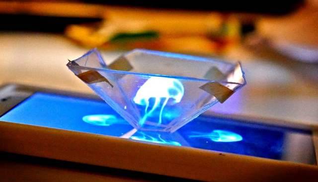 Your smartphone into a Hologram Projector