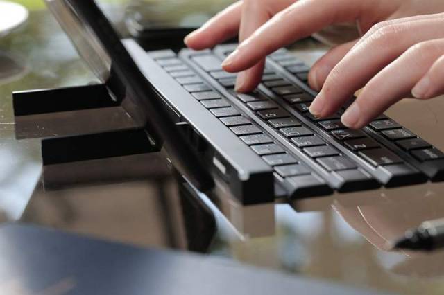 LG Rolly Keyboard (2)