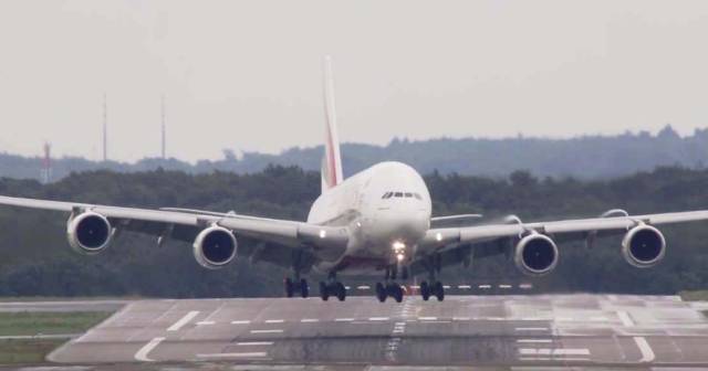Airbus A380 Crosswind Landing at Düsseldorf 