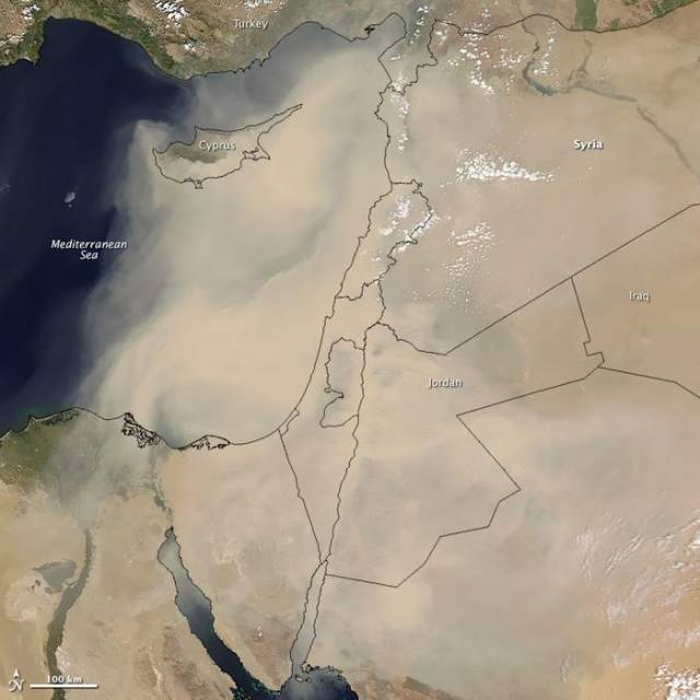 Dust Storm sweeps across populated areas in Middle East (2)