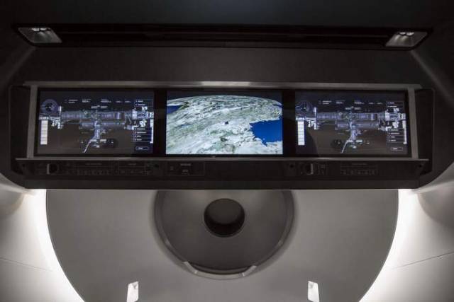 SpaceX Dragon's interior (2)