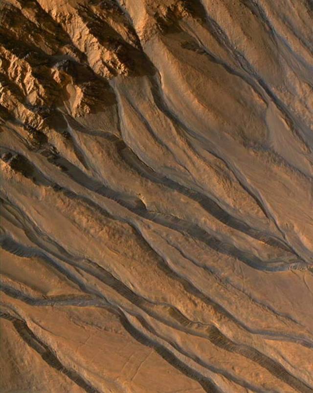 Gullies showing evidence of water carving on Mars, 2007