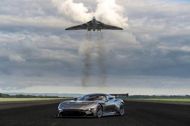 Aston Martin Vulcan and Vulcan XH558 Bomber (2)