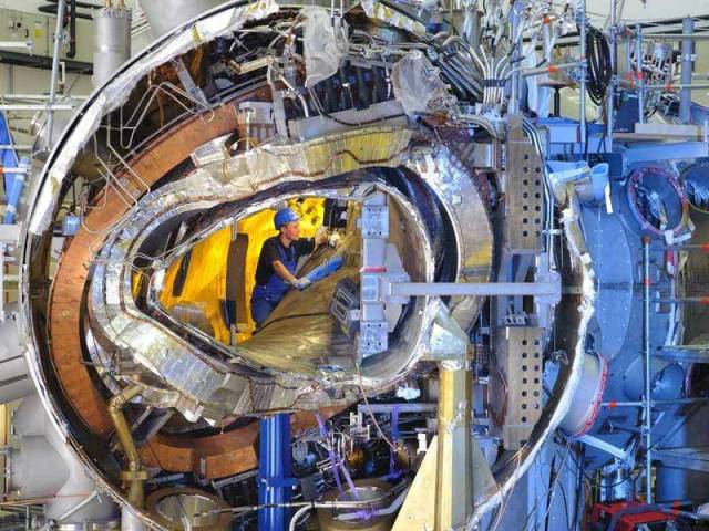 Wendelstein 7-X stellarator fusion reactor (6)