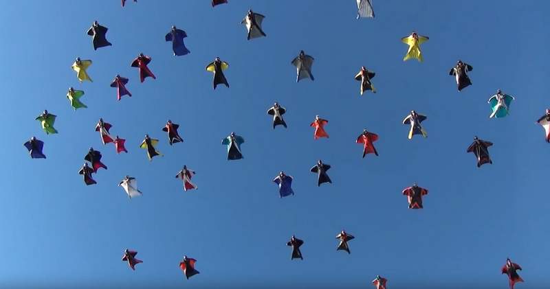 Skydivers in wingsuits break record (2)