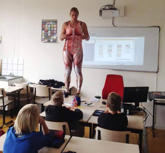 Teacher took off her clothes during biology class 2