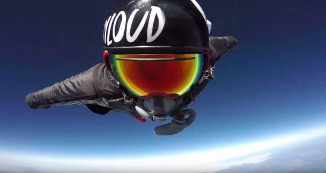 A Navy SEAL breaks the Wingsuit distance record