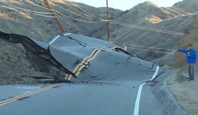 A road rose up in California and no one knows why (1)