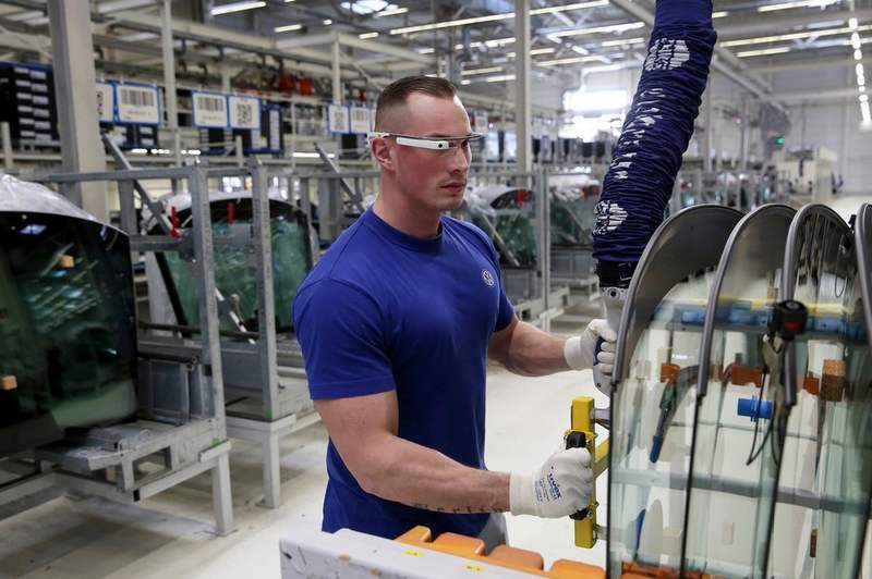 Volkswagen uses 3D smart glasses as standard equipment