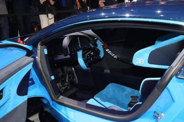 Bugatti Chiron supercar (2)