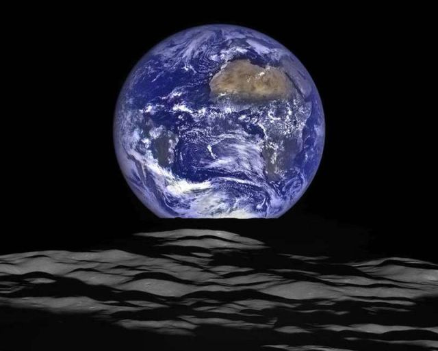 High-Resolution Earthrise image 