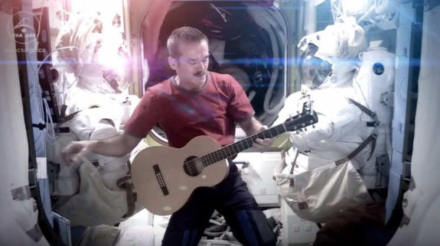 Astronaut Chris Hadfield singing David Bowie's 'Space Oddity' 