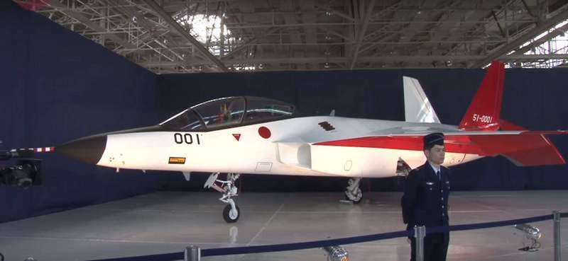 Japan unveils a stealth fighter jet (4)