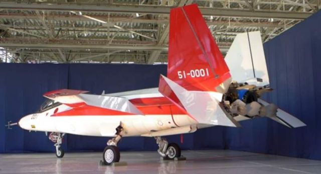 Japan unveils a stealth fighter jet (3)