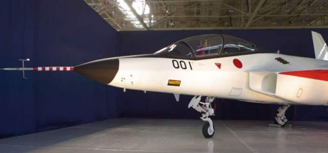 Japan unveils a stealth fighter jet (2)