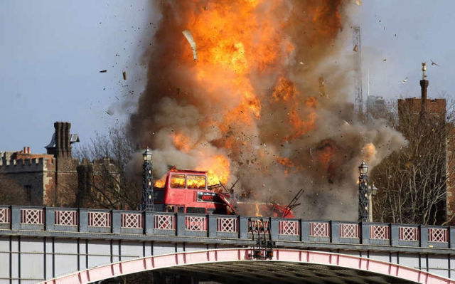Bus Explosion terrifies Londoners 