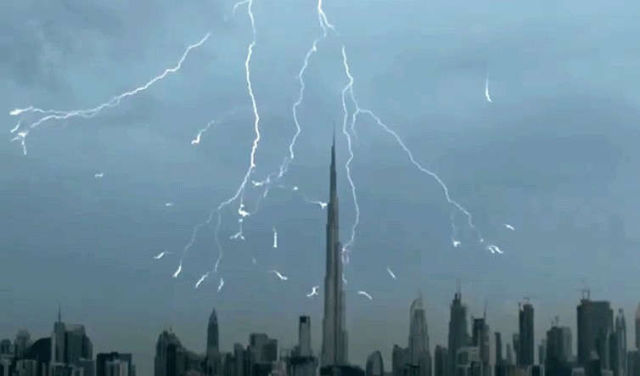 Frightening thunderstorm over Dubai