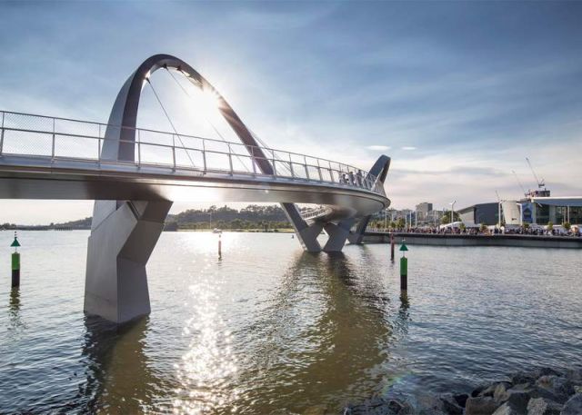 Pedestrian and cycling bridge across Perth's Swan River (2)