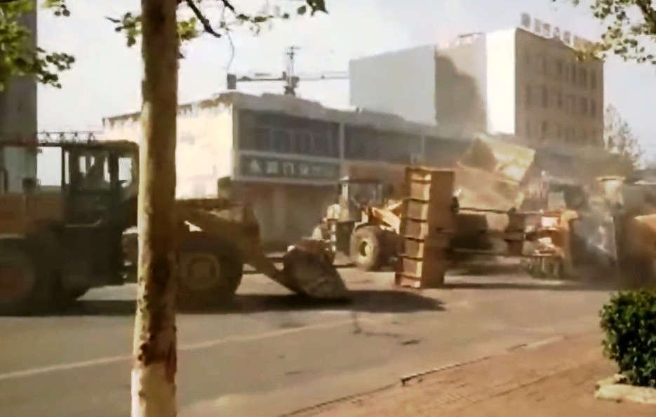 Bulldozers Battle on the streets of China