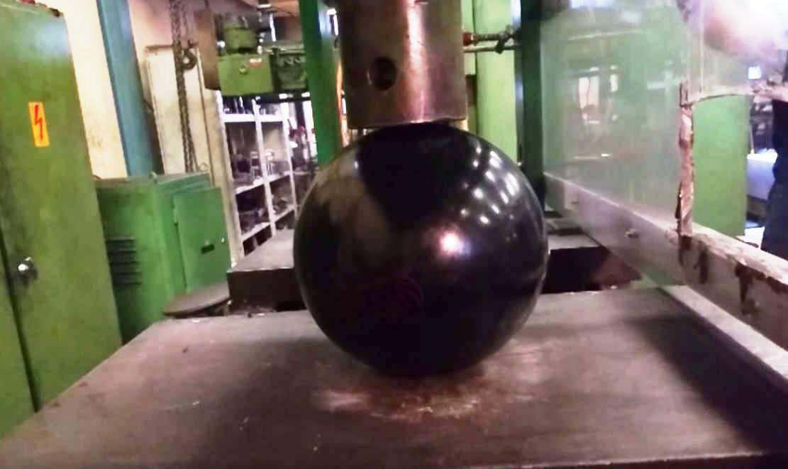 Crushing Βowling Βall with hydraulic press