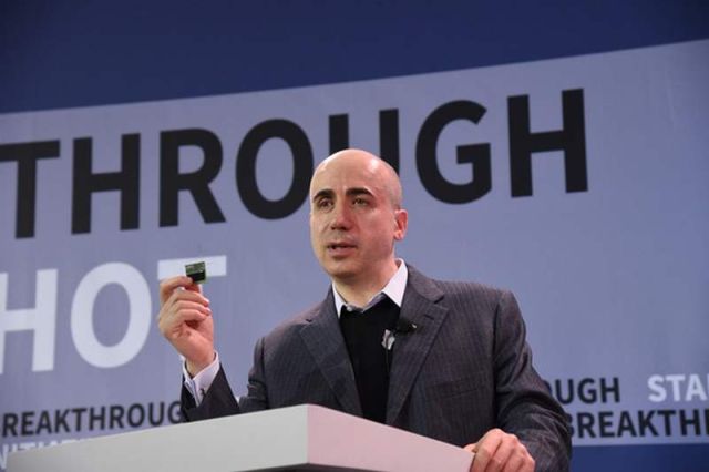 Yuri Milner announcing Breakthrough Starshot