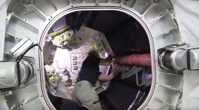 Astronaut enters BEAM Expandable Module (1)