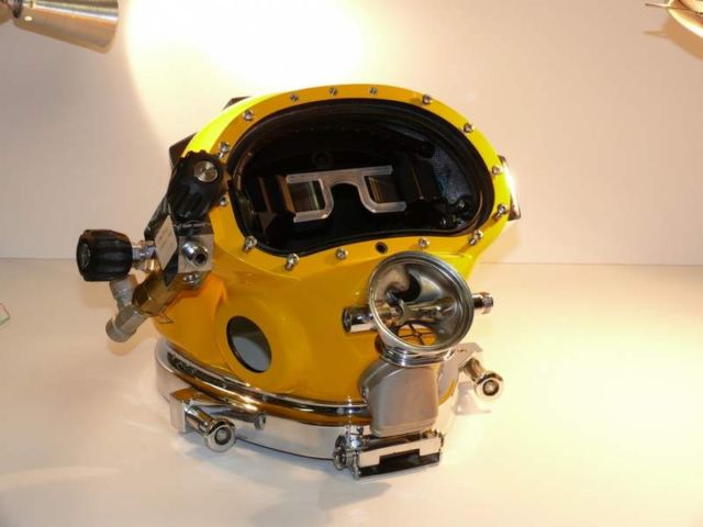 Futuristic Next Generation HUD for Diving Helmets