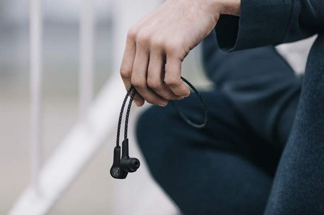 B&O Beoplay H5 wireless earphones (2)