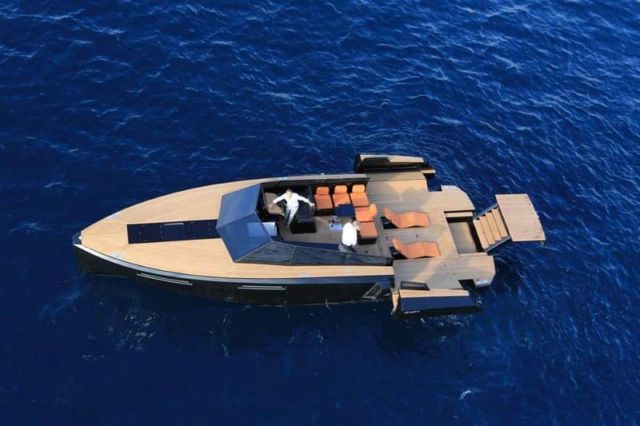 Italian-built Evo 43 Expanding speedboat 