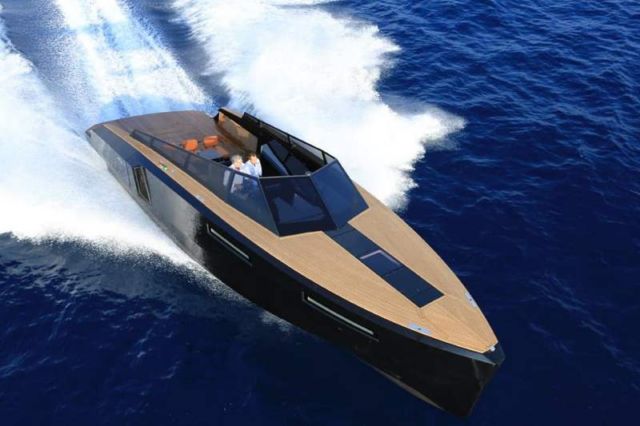 Italian-built Evo 43 Expanding speedboat (9)