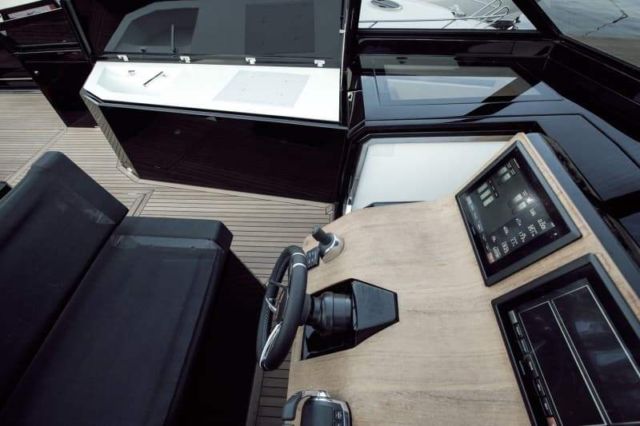 Italian-built Evo 43 Expanding speedboat (2)