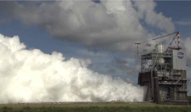 RS-25 new Rocket Engine Test Firing (1)