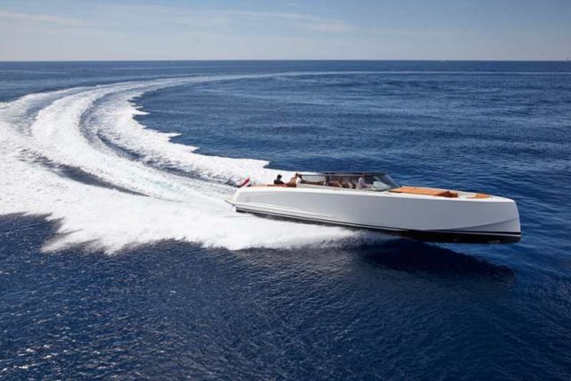 Vanquish VQ48 sports boat (3)
