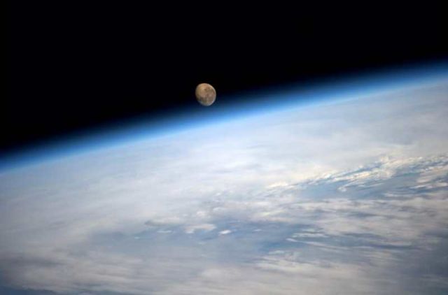 earths-atmosphere-is-slowly-leaking-oxygen-1